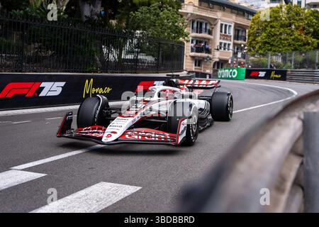 Monaco, Monaco. 23 maggio 2025. Il pilota francese del MoneyGram Haas F1 Team Esteban Ocon durante le prove libere del Gran Premio di Formula 1 di Monaco 2025. Credito: SOPA Images Limited/Alamy Live News Foto Stock