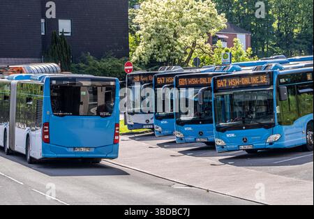 Parcheggio per autobus durante le pause, sopra la stazione centrale degli autobus, autobus WSW, presso la stazione centrale di Wuppertal, Renania settentrionale-Vestfalia, Germania Foto Stock