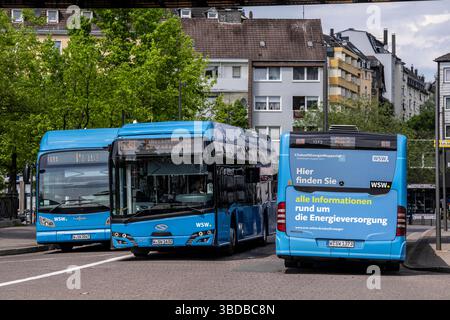 Parcheggio per autobus durante le pause, sopra la stazione centrale degli autobus, autobus WSW, presso la stazione centrale di Wuppertal, Renania settentrionale-Vestfalia, Germania Foto Stock