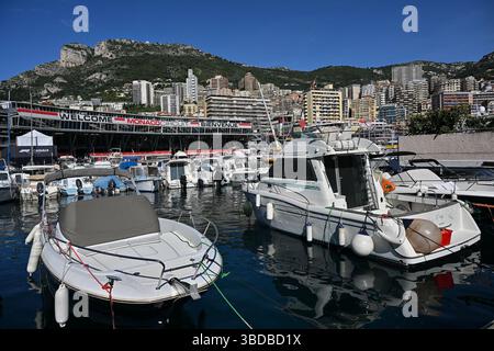 MONTE-CARLO, MONACO - 23 MAGGIO: Una vista generale del porto di Monaco durante le prove in vista del Gran Premio di F1 Tag Heuer di Monaco sul circuito di Monaco il 23 maggio 2025 a Monte-Carlo, Monaco. (Foto di Vince Mignott/Alamy Live News) Foto Stock