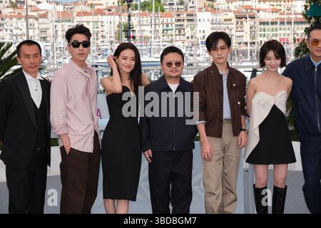 Il regista Bi Gan e i membri del cast partecipano al photocall per "KUANG YE SHI DAI" (Resurrezione) durante il 78° Festival di Cannes il 22 maggio 2025. Foto Stock