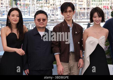 Il regista Bi Gan e i membri del cast partecipano al photocall per "KUANG YE SHI DAI" (Resurrezione) durante il 78° Festival di Cannes il 22 maggio 2025. Foto Stock
