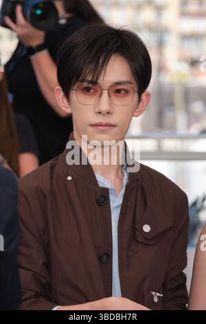 Il regista Bi Gan e i membri del cast partecipano al photocall per "KUANG YE SHI DAI" (Resurrezione) durante il 78° Festival di Cannes il 22 maggio 2025. Foto Stock