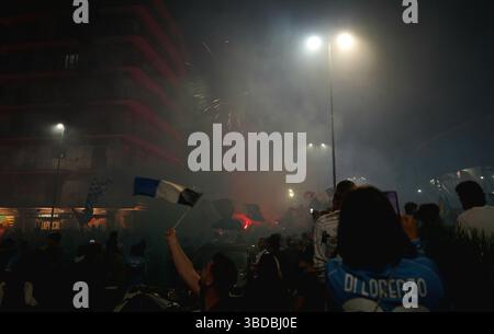 Napoli, Italia. 23 maggio 2025. Napoli, Napoli, Italia, 23 maggio 2025, festeggiamenti a Napoli all'esterno dello stadio Diego Armando Maradona di Fuorigrotta. Durante i tifosi del Napoli prima, durante e dopo l'ultima partita di serie A contro il Cagliari. - News Credit: Live Media Publishing Group/Alamy Live News Foto Stock