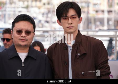Il regista Bi Gan e i membri del cast partecipano al photocall per "KUANG YE SHI DAI" (Resurrezione) durante il 78° Festival di Cannes il 22 maggio 2025. Foto Stock
