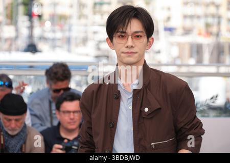 Il regista Bi Gan e i membri del cast partecipano al photocall per "KUANG YE SHI DAI" (Resurrezione) durante il 78° Festival di Cannes il 22 maggio 2025. Foto Stock
