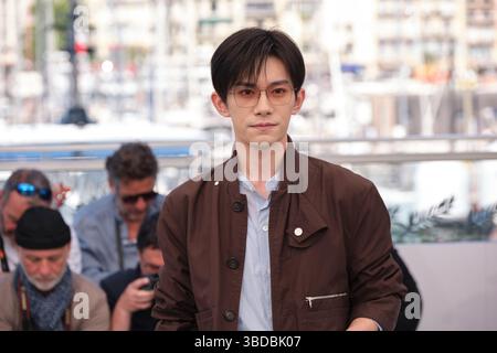 Il regista Bi Gan e i membri del cast partecipano al photocall per "KUANG YE SHI DAI" (Resurrezione) durante il 78° Festival di Cannes il 22 maggio 2025. Foto Stock