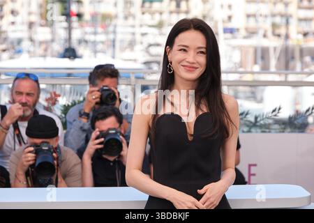 Il regista Bi Gan e i membri del cast partecipano al photocall per "KUANG YE SHI DAI" (Resurrezione) durante il 78° Festival di Cannes il 22 maggio 2025. Foto Stock