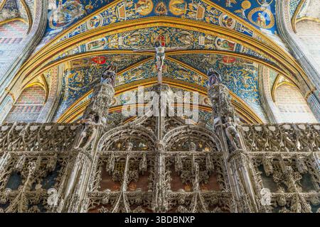 Archi gotici e soffitti dipinti distinguono l'interno della cattedrale di Sainte Cecile ad Albi in Francia con intricate opere d'arte medievali e colonne in pietra Foto Stock