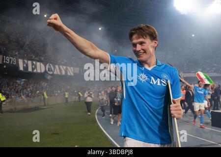 Napoli, Italia. 23 maggio 2025. Scott McTominay della SSC Napoli celebra la vittoria del campionato italiano 2024/2025 allo stadio Diego Armando Maradona di Napoli (Italia), 23 maggio 2025 Credit: Insidefoto/Alamy Live News Foto Stock