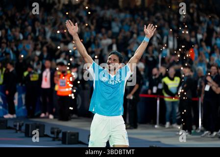 Napoli, Italia. 24 maggio 2025. Giovanni Simeone dell'SSC Napoli festeggia durante la cerimonia di premiazione al termine della partita di serie A tra SSC Napoli e Cagliari calcio allo Stadio Diego Armando Maradona il 23 maggio 2025 a Napoli, Italia Credit: Giuseppe Maffia/Alamy Live News Foto Stock