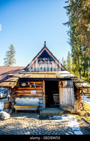 Tradizionale cottage di montagna in legno in una giornata di sole a Zakopane, Polonia Foto Stock