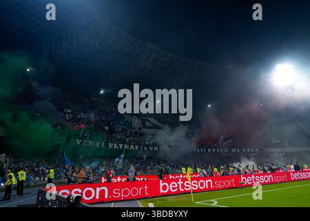 Napoli, Italia. 23 maggio 2025. I tifosi della SSC Napoli festeggiano al termine della partita di serie A tra SSC Napoli e Cagliari calcio allo Stadio Diego Armando Maradona il 23 maggio 2025 a Napoli, Italia Credit: Giuseppe Maffia/Alamy Live News Foto Stock