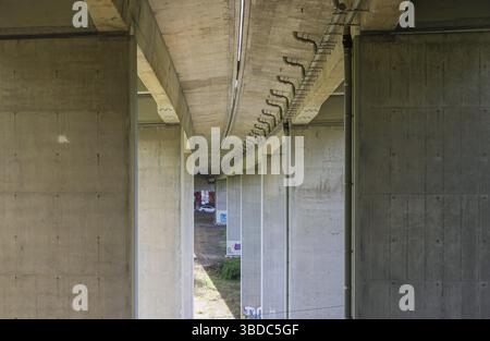 Ponte fatiscente. Ponte Koerschtal sull'autostrada federale 27 a Stoccarda-Moeringen. Il ponte, composto da due parti, deve essere demolito e. Foto Stock