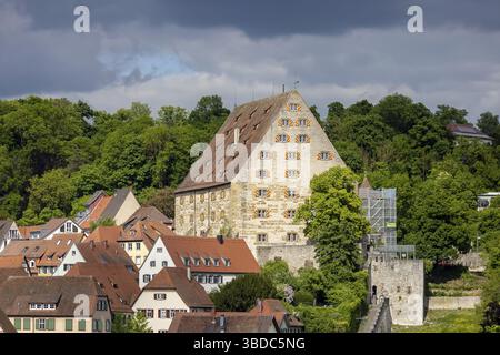 Vista sulla città di Schwaebisch Hall. Nuovo edificio, ex armeria. Schwaebisch Hall, Baden-Wuerttemberg, Germania Foto Stock