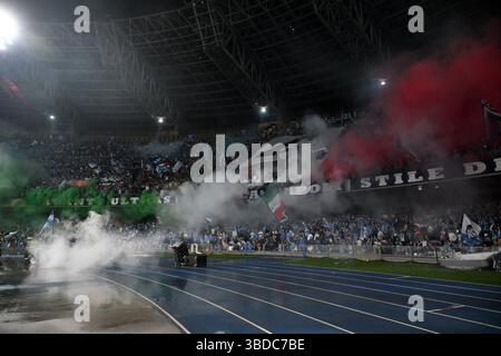 Napoli, Italia. 23 maggio 2025. I tifosi del Napoli festeggiano dopo che la squadra ha vinto la partita di serie A tra Napoli e Cagliari a Napoli, Italia, 23 maggio 2025. Crediti: Alberto Lingria/Xinhua/Alamy Live News Foto Stock