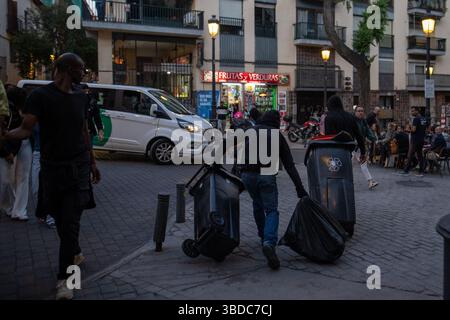 Madrid, Spagna. 23 maggio 2025. I manifestanti trascinano le lattine di spazzatura da una strada durante una contro-dimostrazione antifascista. Vari movimenti sociali organizzano una contro-manifestazione antifascista in risposta a una marcia indetta dall'organizzazione di estrema destra Falange Española, che richiede la deportazione di massa dei migranti con lo slogan: "Reemigrazione. Per quartieri sicuri." (Foto di David Canales/SOPA Images/Sipa USA) credito: SIPA USA/Alamy Live News Foto Stock