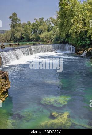 Cascata Manavgat e fiume nella provincia di Antalya in Turchia in un giorno estivo di sole, Manavgat, Turchia Foto Stock