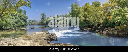 Cascata Manavgat e fiume nella provincia di Antalya in Turchia in un giorno estivo di sole, Manavgat, Turchia Foto Stock