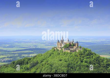 Vista dalla cima dello Zeller Horn al castello di Hohenzollern nell'Alb svevo, Baden-Wuerttemberg, Germania Vista dalla cima dello Zeller Horn a Hohenzolle Foto Stock