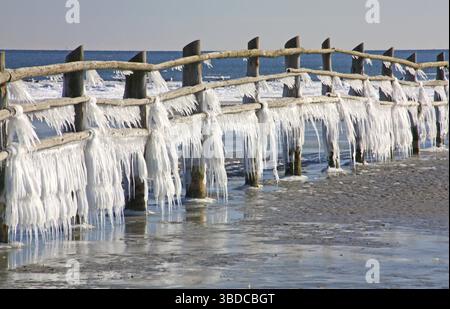 Ghiaccioli su una recinzione di legno nel Mar Baltico, Parco nazionale dell'area della Pomerania occidentale, Darss vicino a Prerow, Meclemburgo-Vorpommern, Germania ghiaccioli o Foto Stock
