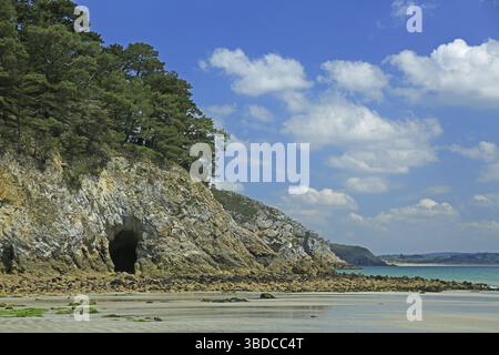 Ingresso a una grotta marina con la bassa marea, Morgat, penisola di Crozon, Finistere, Bretagna, Francia ingresso a una grotta marina con bassa marea, Morgat, penino Crozon Foto Stock
