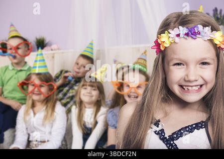 Sorridenti bambini celebrare la festa di compleanno a casa Foto Stock