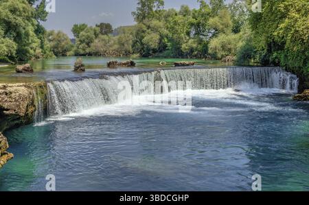 Cascata Manavgat e fiume nella provincia di Antalya in Turchia in un giorno estivo di sole, Manavgat, Turchia Foto Stock