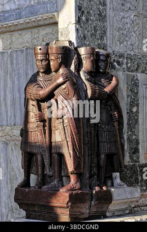 Statua in porfido dei tetrarchi romani, dettaglio, Basilica di San Marco, Piazza San Marco, Venezia, Italia, statua di quattro tetrarchi, in pietra scura, attaccata Foto Stock