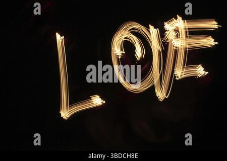 La parola AMORE scritta con la luce Foto Stock