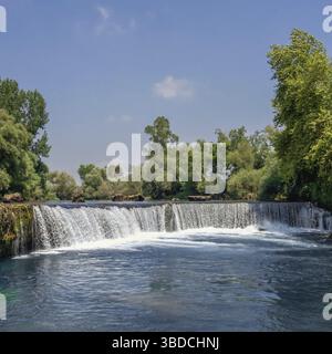 Cascata Manavgat e fiume nella provincia di Antalya in Turchia in un giorno estivo di sole, Manavgat, Turchia Foto Stock
