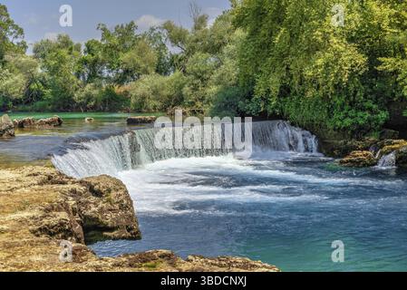 Cascata Manavgat e fiume nella provincia di Antalya in Turchia in un giorno estivo di sole, Manavgat, Turchia Foto Stock