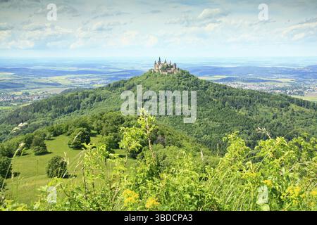 Vista dalla cima dello Zeller Horn al castello di Hohenzollern nell'Alb svevo, Baden-Wuerttemberg, Germania Vista dalla cima dello Zeller Horn a Hohenzolle Foto Stock