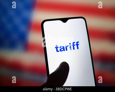 SUQIAN, CINA - 24 MAGGIO 2025 - una foto illustrativa mostra le parole tariffa visualizzata in uno smartphone con la bandiera americana sullo sfondo nella città di Suqian, provincia di Jiangsu, Cina il 24 maggio 2025. Foto Stock