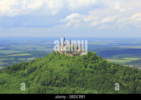 Vista dalla cima dello Zeller Horn al castello di Hohenzollern nell'Alb svevo, Baden-Wuerttemberg, Germania Vista dalla cima dello Zeller Horn a Hohenzolle Foto Stock