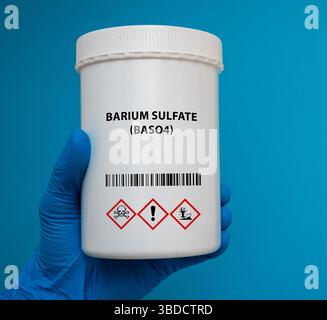 Solfato di bario (BaSO4). Utilizzato come riempitivo in vernici, rivestimenti e nell'imaging medico come mezzo di contrasto. Foto Stock
