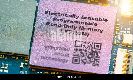 Memoria EEPROM (Electrically Canasable Programmable Read-Only Memory). ROM che può essere cancellata e riprogrammata elettricamente. Foto Stock