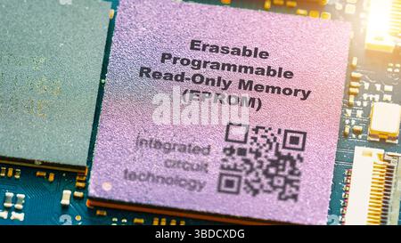 Memoria di sola lettura programmabile cancellabile (EPROM). ROM che può essere cancellata e riprogrammata utilizzando la luce UV. Foto Stock