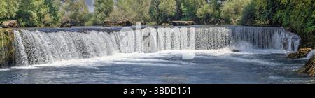 Cascata Manavgat e fiume nella provincia di Antalya in Turchia in un giorno estivo di sole, Manavgat, Turchia Foto Stock