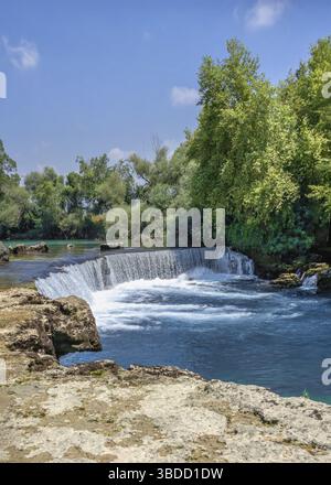 Cascata Manavgat e fiume nella provincia di Antalya in Turchia in un giorno estivo di sole, Manavgat, Turchia Foto Stock
