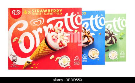 Confezioni multiple di cornetto Walls contenenti coni di cialda di gelato al gusto di menta, classico e fragola Foto Stock