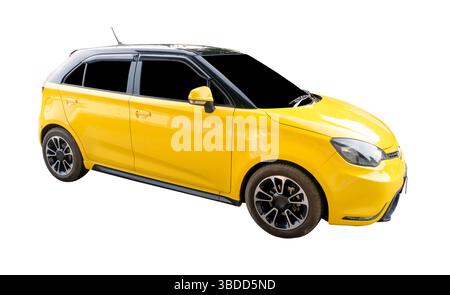 La vista sul lato destro della mini o piccola auto berlina gialla è isolata su sfondo bianco con percorso di ritaglio. Foto Stock