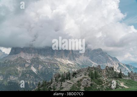 Stupendo scenario alpino di montagne mozzafiato delle Dolomiti nelle Alpi italiane, alto Adige , Italia. Foto Stock