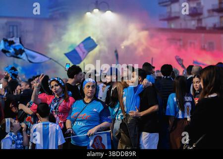 Napoli, Napoli, Italia. 23 maggio 2025. La gente si riunisce in piazza mercato.si celebra la vittoria della partita Napoli-Cagliari in strada con la squadra di calcio del Napoli che ha conquistato il quarto titolo di scudetto. (Credit Image: © Valeria Ferraro/ZUMA Press Wire) SOLO PER USO EDITORIALE! Non per USO commerciale! Foto Stock