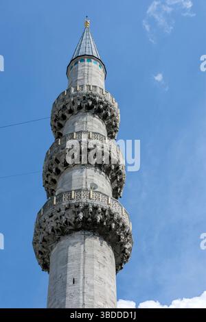 Il disegno dettagliato di uno dei minareti appartenenti alla nuova Moschea di Eminonu a Istanbul a Turkiye. Foto Stock