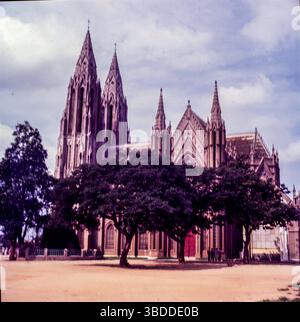 St La Cattedrale di Filomena è una chiesa cattolica che è la cattedrale della diocesi di Mysore, in India. Il nome completo è la Cattedrale di San Joseph e St. Philomena. E' anche conosciuto come St Cattedrale di Giuseppe. Una delle più grandi cattedrali dell'India, St La Cattedrale di Filomena a Mysuru è un notevole esempio di architettura gotica. La maestosa chiesa, costruita per onorare la memoria di Santa Filomena, una Santa cattolica latina della Chiesa cattolica romana, trae ispirazione dalla splendida Cattedrale tedesca di Colonia. Foto Stock