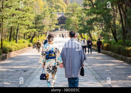 Coppia a Kimono camminando verso un tempio a Kyoto, Giappone. Foto Stock