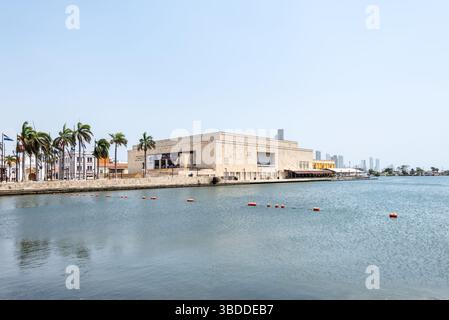 Cartagena, Colombia - 12 aprile 2024: Scena di strada della città con il Cartagena de Indias Convention Center a Cartagena, Colombia. Foto Stock