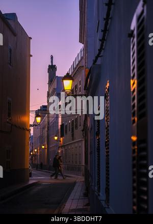 Una strada laterale stretta e colorata a Ciutadella, Minorca, Spagna Foto Stock