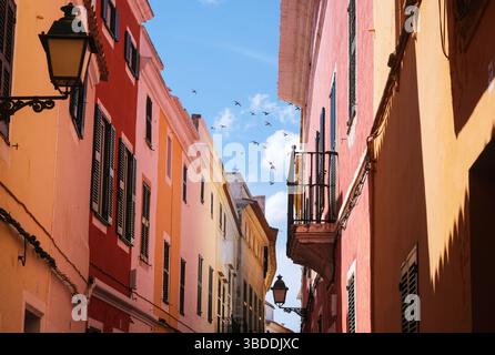 Una strada laterale stretta e colorata a Ciutadella, Minorca, Spagna Foto Stock